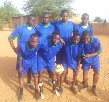 Etudiants de SODESI au cours d'un tournoi de football